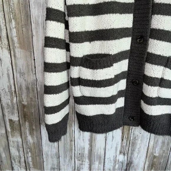 POL Jersee Plush Oversized Gray and White Striped Cardigan - Picture 4 of 6